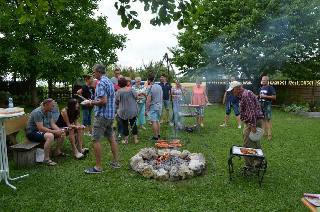 Campinggruppe beim Grillen